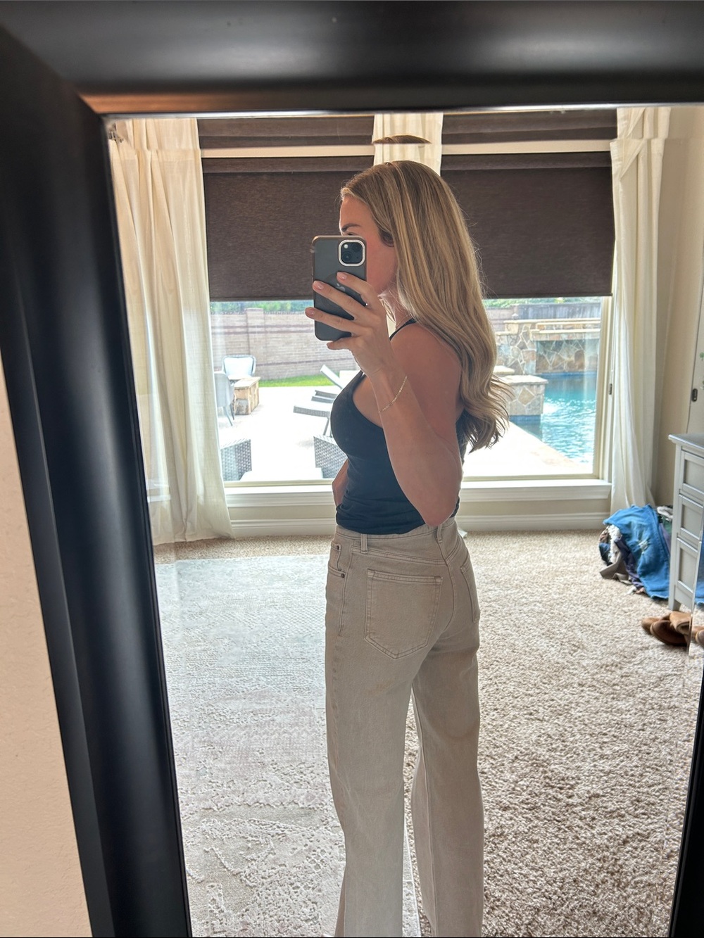 Abercrombie & Fitch Straight-Leg 90’s relaxed high rise Jeans in Light Beige - Picture 4 of 6